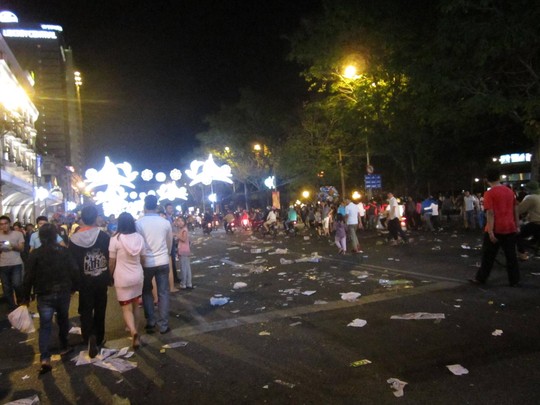 Sài[-]Gòn[-]đầy[-]rác[-]sau[-]giao[-]thừa