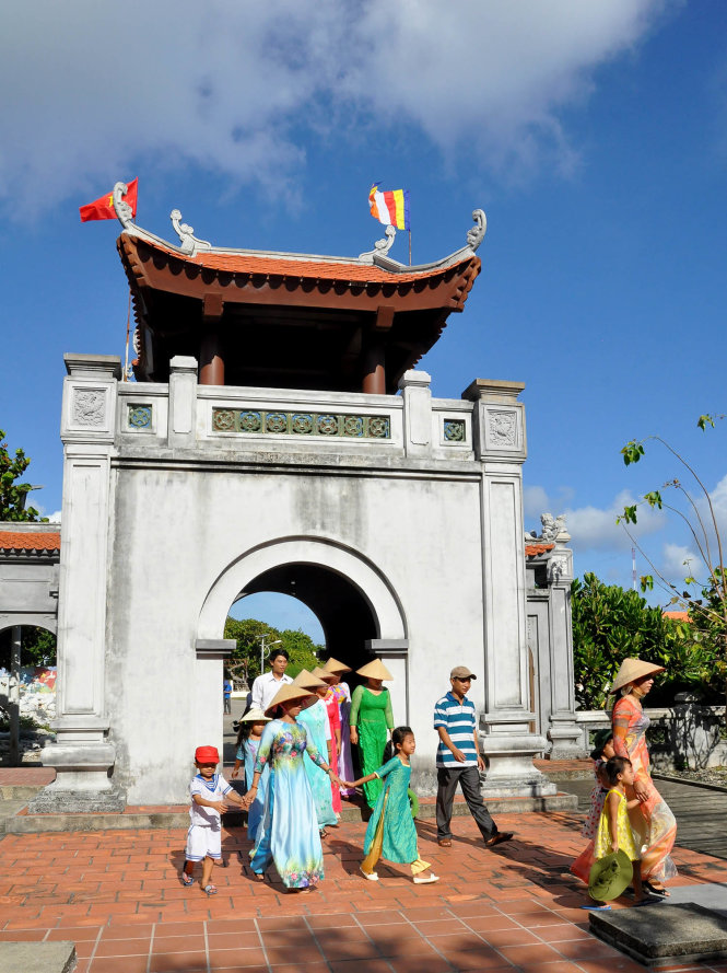 Dân[-]huyện[-]đảo[-]Trường[-]Sa[-]lên[-]chùa[-]cầu[-]bình[-]an