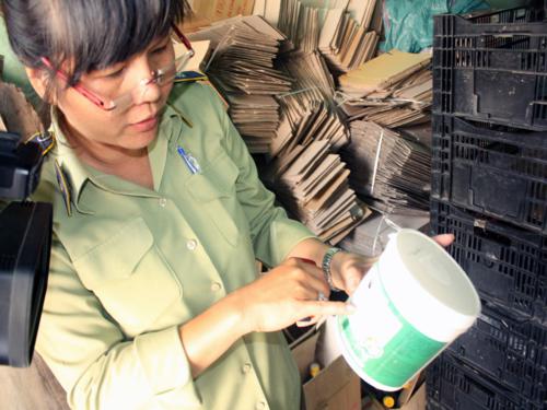 Hộp[-]hóa[-]chất[-]dạng[-]bột[-]trong[-]cơ[-]sở[-]sản[-]xuất[-]nước[-]mắm