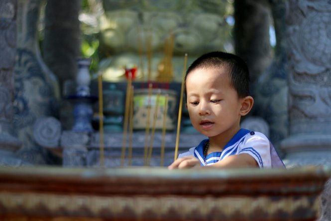 Dân[-]huyện[-]đảo[-]Trường[-]Sa[-]lên[-]chùa[-]cầu[-]bình[-]an