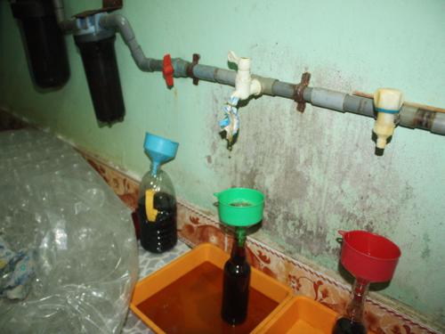 Đường[-]ống[-]dẫn[-]“nước[-]mắm”[-]ra[-]ngoài[-]và[-]đóng[-]chai