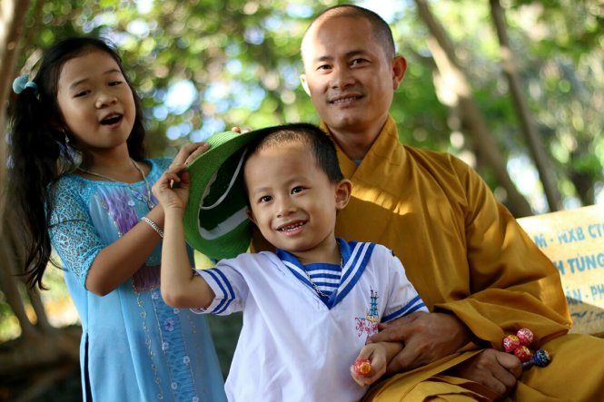 Dân[-]huyện[-]đảo[-]Trường[-]Sa[-]lên[-]chùa[-]cầu[-]bình[-]an