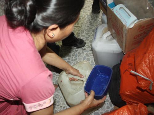Người[-]làm[-]công[-]lấy[-]ra[-]một[-]can[-]chất[-]lỏng[-]màu[-]trắng…