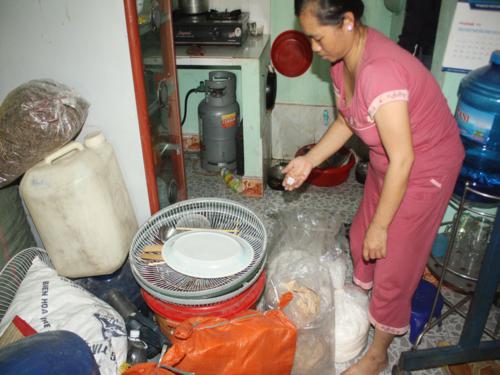…[-]và[-]chỉ[-]cho[-]PV[-]biết[-]thêm[-]nhiều[-]bao[-]muối[-]ăn[-]để[-]trong[-]khu[-]vực[-]sản[-]xuất[-]nước[-]mắm