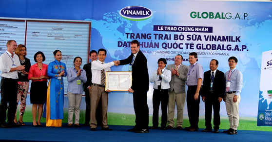 Vinamilk[-]thu[-]mua[-]sữa[-]tươi[-]nguyên[-]liệu[-]của[-]nông[-]dân[-]tăng[-]mạnh[-]cả[-]về[-]sản[-]lượng[-]và[-]giá[-]tr