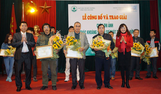 Trao[-]giải[-]cuộc[-]thi[-]ảnh[-]khai[-]thác[-]khoáng[-]sản[-]vì[-]sự[-]phát[-]triển[-]bền[-]vững
