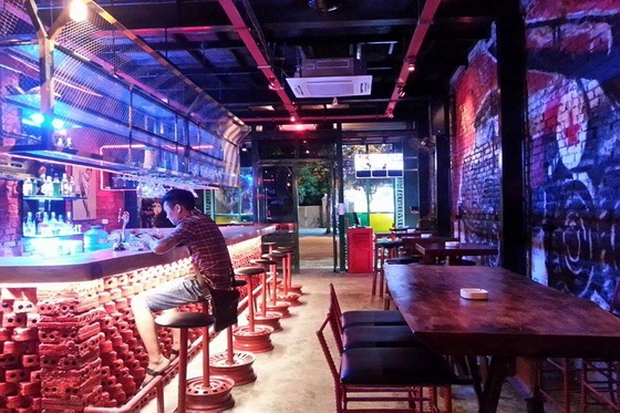 Bếp[-]Trưởng[-]nhà[-]hàng[-]-[-]Bar[-]mang[-]phong[-]cách[-]Âu[-]đầu[-]tiên[-]tại[-]thành[-]phố[-]Vinh