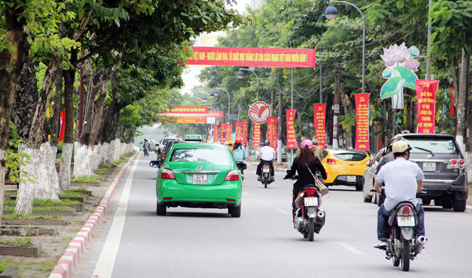 Nghệ[-]An:[-]Vừa[-]nhận[-]hơn[-]3.600[-]tấn[-]gạo[-]cứu[-]đói,[-]vừa[-]bắn[-]pháo[-]hoa