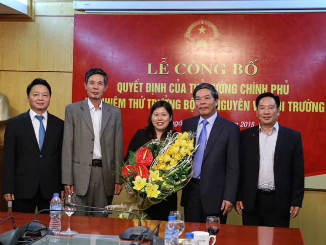 [-]Trao[-]Quyết[-]định[-]bổ[-]nhiệm[-]bà[-]Nguyễn[-]Thị[-]Phương[-]Hoa[-]giữ[-]chức[-]Thứ[-]trưởng[-]Bộ[-]TN&MT