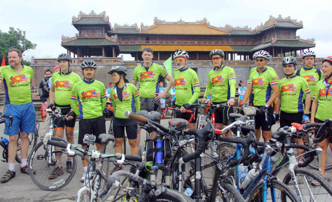 [-]Đại[-]sứ[-]Hoa[-]Kỳ[-]tại[-]VN[-]Ted[-]Osius[-]đã[-]đạp[-]xe[-]tới[-]Huế