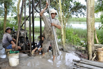Mực[-]nước[-]ngầm[-]ở[-]các[-]tỉnh,[-]thành[-]phố[-]ven[-]biển[-]đang[-]hạ[-]xuống[-]mức[-]báo[-]động