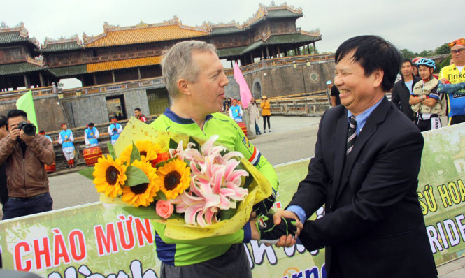 [-]Đại[-]sứ[-]Hoa[-]Kỳ[-]tại[-]VN[-]Ted[-]Osius[-]đã[-]đạp[-]xe[-]tới[-]Huế