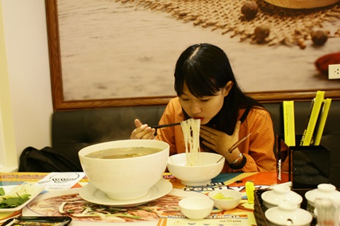 Chiêu[-]trò[-]thách[-]đố[-]ăn[-]"vỡ[-]bụng"[-]nhận[-]tiền[-]triệu[-]ở[-]Việt[-]Nam