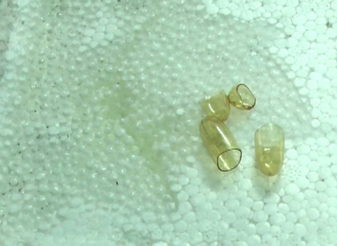 Viên[-]dầu[-]cá[-]Omega-3[-]Trung[-]Quốc[-]ăn[-]thủng[-]tấm[-]xốp