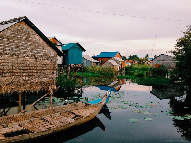 Ngắm[-]cảnh[-]yên[-]bình[-]của[-]ngôi[-]làng[-]người[-]Việt[-]dọc[-]bờ[-]Biển[-]Hồ