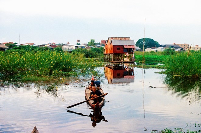 Ngắm[-]cảnh[-]yên[-]bình[-]của[-]ngôi[-]làng[-]người[-]Việt[-]dọc[-]bờ[-]Biển[-]Hồ