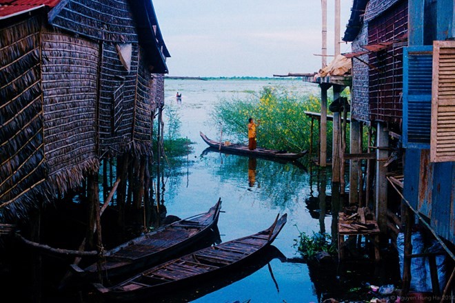 Ngắm[-]cảnh[-]yên[-]bình[-]của[-]ngôi[-]làng[-]người[-]Việt[-]dọc[-]bờ[-]Biển[-]Hồ