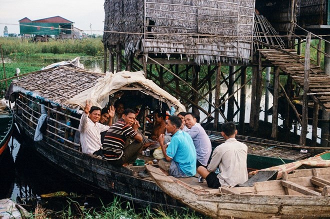 Ngắm[-]cảnh[-]yên[-]bình[-]của[-]ngôi[-]làng[-]người[-]Việt[-]dọc[-]bờ[-]Biển[-]Hồ