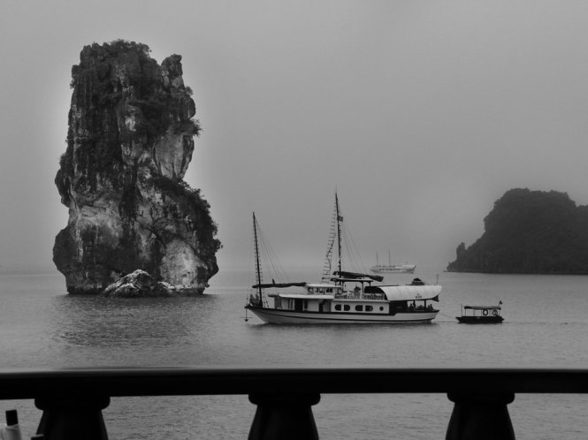 Hình[-]ảnh[-]Vịnh[-]Hạ[-]Long[-]trong[-]gam[-]màu[-]đen[-]trắng[-]trên[-]báo[-]Mỹ