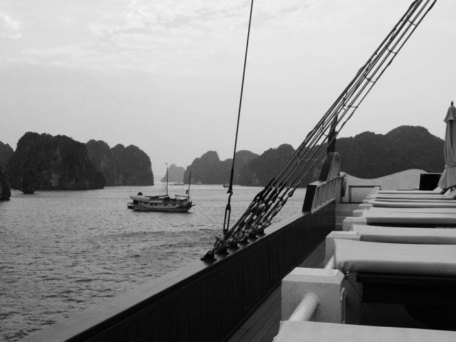 Hình[-]ảnh[-]Vịnh[-]Hạ[-]Long[-]trong[-]gam[-]màu[-]đen[-]trắng[-]trên[-]báo[-]Mỹ