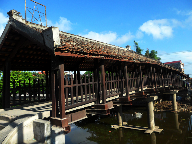 Phát[-]Diệm:[-]Cây[-]cầu[-]ngói[-]được[-]in[-]trên[-]tem[-]bưu[-]chính