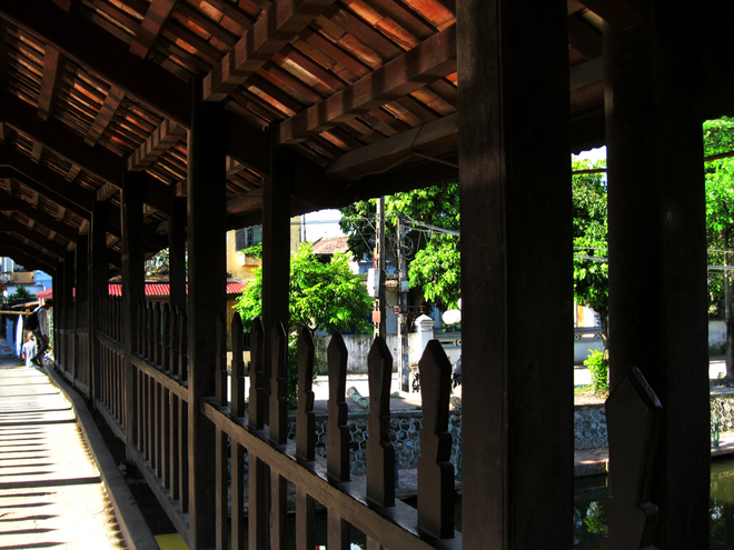Phát[-]Diệm:[-]Cây[-]cầu[-]ngói[-]được[-]in[-]trên[-]tem[-]bưu[-]chính