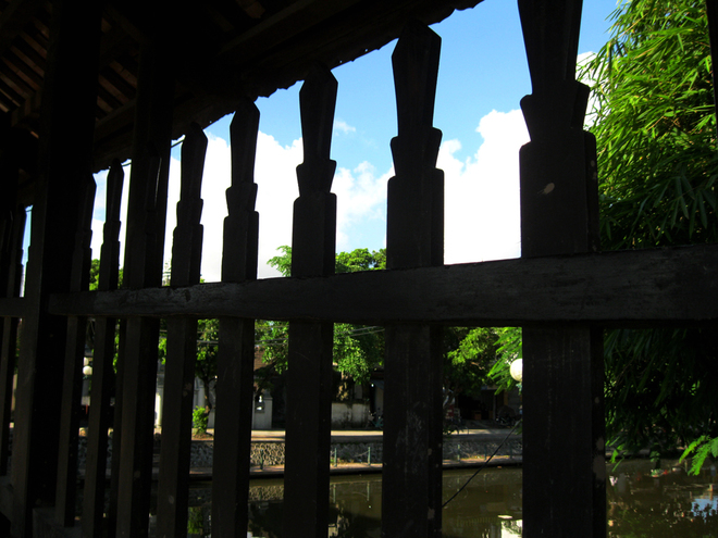 Phát[-]Diệm:[-]Cây[-]cầu[-]ngói[-]được[-]in[-]trên[-]tem[-]bưu[-]chính