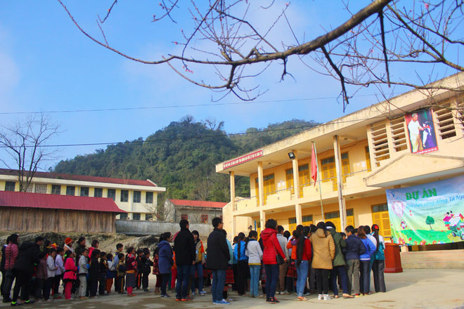 Tây[-]Bắc:[-]Trường[-]học[-]vùng[-]cao[-]bừng[-]sáng[-]bởi[-]sắc[-]đào