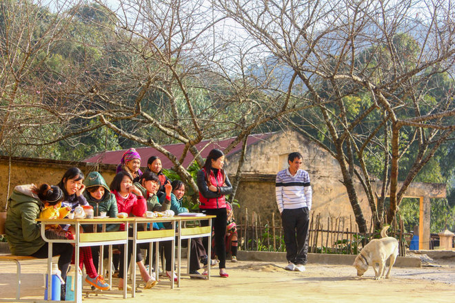 Tây[-]Bắc:[-]Trường[-]học[-]vùng[-]cao[-]bừng[-]sáng[-]bởi[-]sắc[-]đào