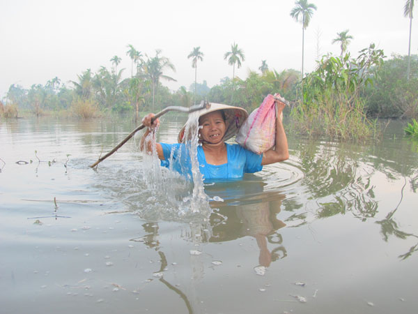 Hóc[-]Môn:[-]Gần[-]hai[-]năm[-]lội[-]'sông'[-]để…[-]ra[-]khỏi[-]nhà