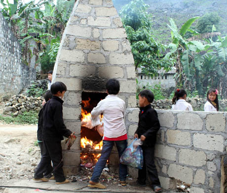[-]Trà[-]Vinh:[-]Nhân[-]rộng[-]mô[-]hình[-]lò[-]xử[-]lý[-]rác[-]thải[-]trong[-]trường[-]học[-]vùng[-]nông[-]thôn[-]
