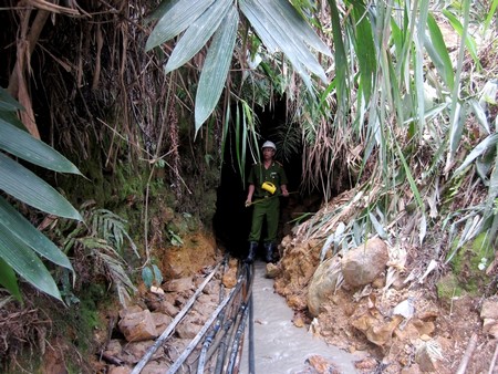 Đã[-]tìm[-]thấy[-]thi[-]thể[-]2[-]nạn[-]nhân[-]trong[-]vụ[-]sập[-]hầm[-]khai[-]thác[-]vàng[-]trái[-]phép[-]tại[-]Quảng[-]Nam