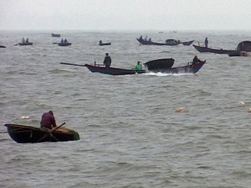 Đưa[-]vào[-]bờ[-]an[-]toàn[-]9[-]thuyền[-]viên[-]gặp[-]nạn[-]trên[-]biển