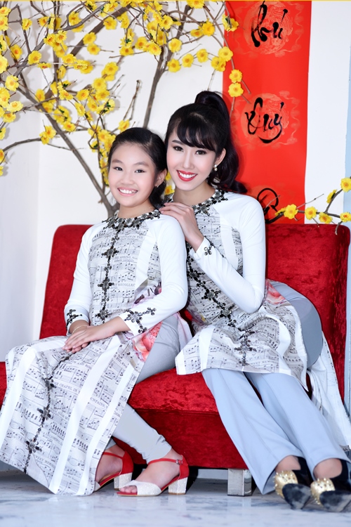 Thúy[-]Ngân[-]và[-]Bé[-]Anh[-]Thư[-]rạng[-]ngời[-]trong[-]trang[-]phục[-]áo[-]dài[-]Việt[-]Hùng
