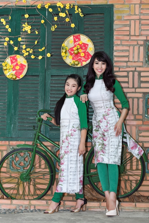 Thúy[-]Ngân[-]và[-]Bé[-]Anh[-]Thư[-]rạng[-]ngời[-]trong[-]trang[-]phục[-]áo[-]dài[-]Việt[-]Hùng