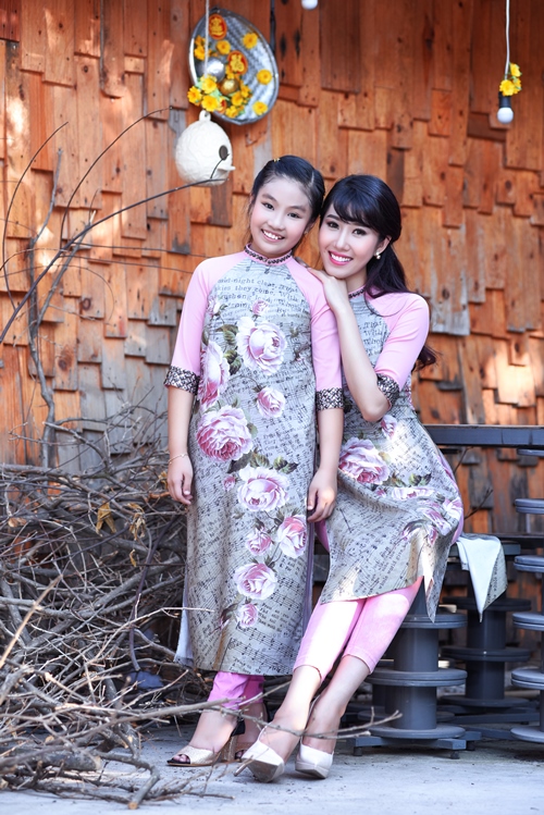 Thúy[-]Ngân[-]và[-]Bé[-]Anh[-]Thư[-]rạng[-]ngời[-]trong[-]trang[-]phục[-]áo[-]dài[-]Việt[-]Hùng