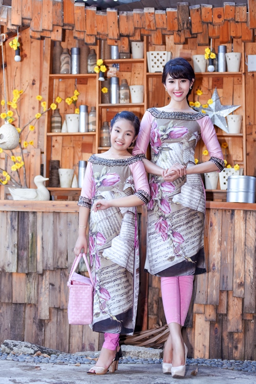 Thúy[-]Ngân[-]và[-]Bé[-]Anh[-]Thư[-]rạng[-]ngời[-]trong[-]trang[-]phục[-]áo[-]dài[-]Việt[-]Hùng