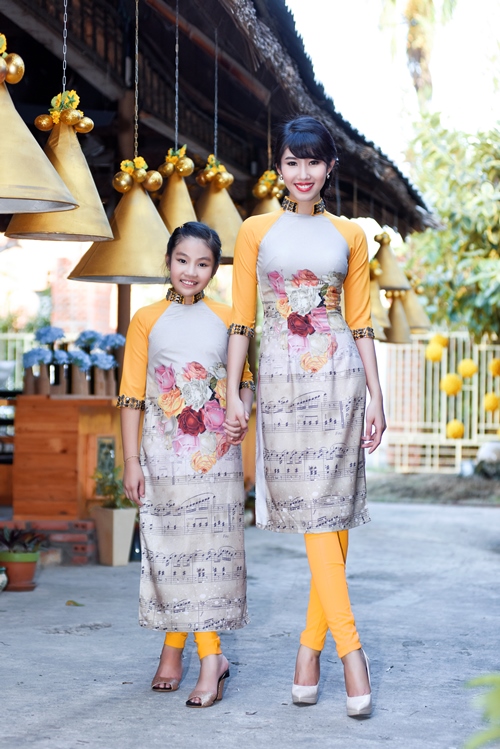 Thúy[-]Ngân[-]và[-]Bé[-]Anh[-]Thư[-]rạng[-]ngời[-]trong[-]trang[-]phục[-]áo[-]dài[-]Việt[-]Hùng