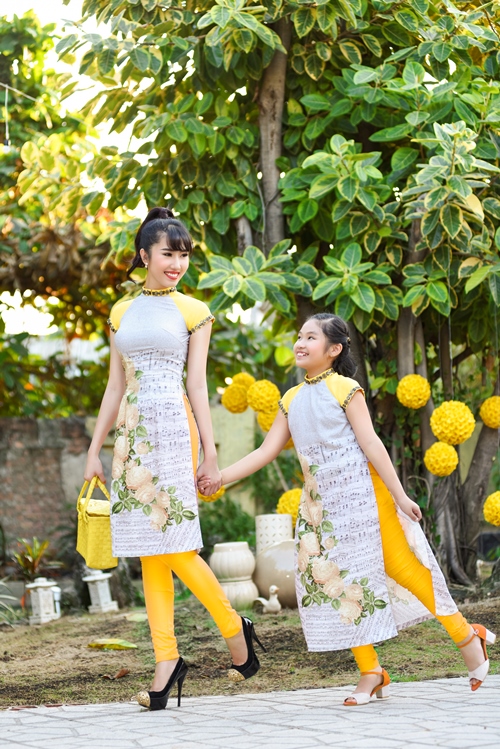 Thúy[-]Ngân[-]và[-]Bé[-]Anh[-]Thư[-]rạng[-]ngời[-]trong[-]trang[-]phục[-]áo[-]dài[-]Việt[-]Hùng