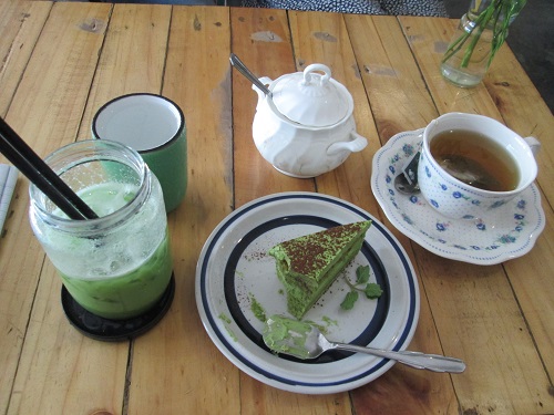Ấn[-]tượng[-]quán[-]cà[-]phê[-]trang[-]trí[-]bằng[-]đồ[-]tái[-]chế[-]ở[-]Cần[-]Thơ