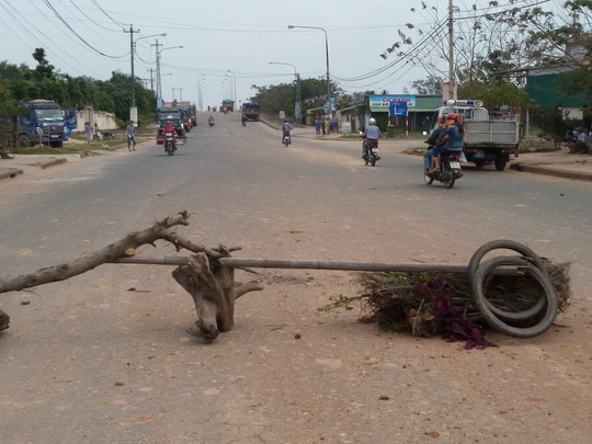 Quảng[-]Nam:[-]Dân[-]chặn[-]xe[-]chở[-]đất[-]vì[-]bụi[-]ngập[-]nhà