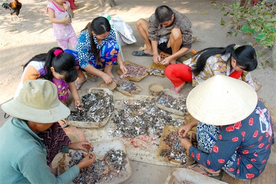 [-]Làng[-]làm[-]nghề[-]“Vũ[-]nữ[-]chân[-]dài”[-]hốt[-]bạc[-]trong[-]mùa[-]Tết...