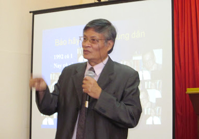 TS.Nguyễn[-]Quang[-]A[-]trình[-]bày[-]tham[-]luận[-]tại[-]hội[-]thảo.