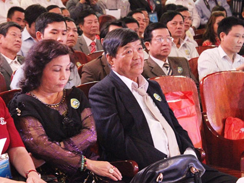 Ông[-]Cao[-]Văn[-]Xứng,[-]bà[-]Lê[-]Thị[-]Cẩn[-](ảnh[-]trên)[-]và[-]ông[-]Nguyễn[-]Hoàng[-]Lương[-](ảnh[-]dưới)[-]tại[-]hội[-]nghị[-]triển[-]khai[-]các[-]dự[-]án[-]đầu[-]tư[-]và[-]hỗ[-]trợ[-]phát[-]triển[-]rừng[-]bền[-]vững[-]2010-2020