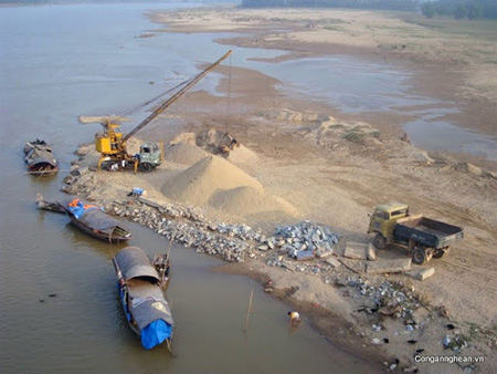 [-]Quyết[-]liệt[-]ngăn[-]chặn[-]tình[-]trạng[-]khai[-]thác[-]cát[-]trái[-]phép[-]trên[-]sông[-]Lam[-]