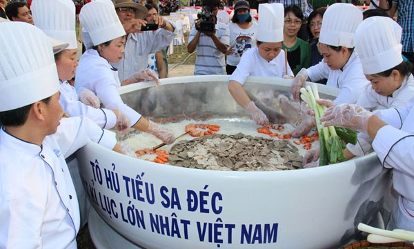 Đồng[-]Tháp:[-]Tô[-]hủ[-]tiếu[-]và[-]đòn[-]bánh[-]phồng[-]tôm[-]lớn[-]nhất[-]Việt[-]Nam