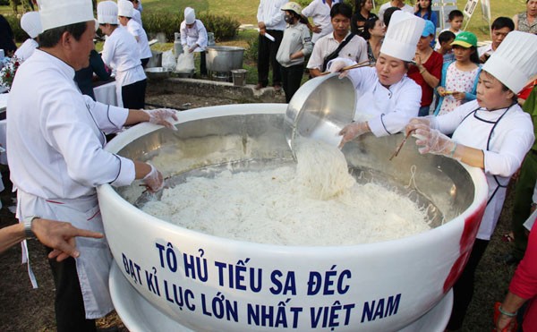 Đồng[-]Tháp:[-]Tô[-]hủ[-]tiếu[-]và[-]đòn[-]bánh[-]phồng[-]tôm[-]lớn[-]nhất[-]Việt[-]Nam