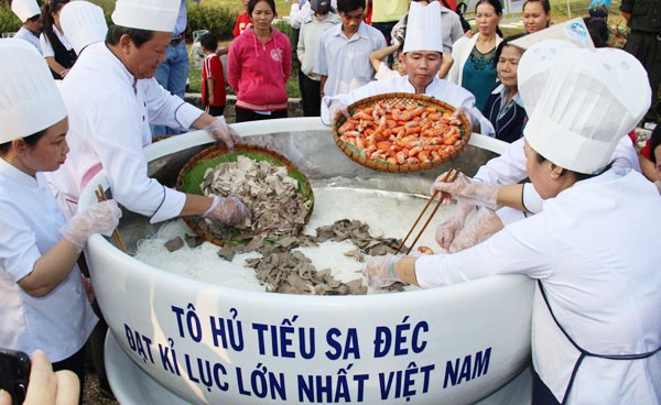 Đồng[-]Tháp:[-]Tô[-]hủ[-]tiếu[-]và[-]đòn[-]bánh[-]phồng[-]tôm[-]lớn[-]nhất[-]Việt[-]Nam