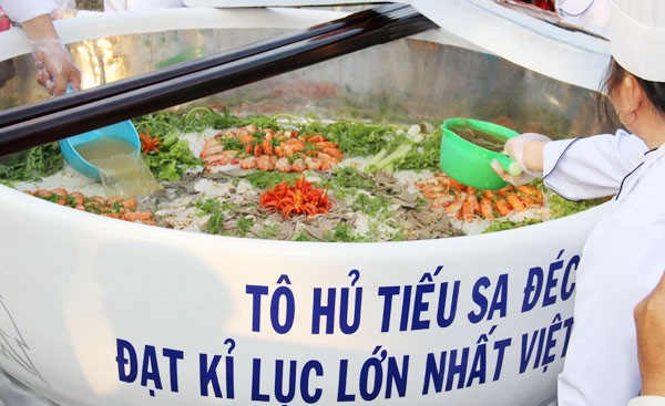 Đồng[-]Tháp:[-]Tô[-]hủ[-]tiếu[-]và[-]đòn[-]bánh[-]phồng[-]tôm[-]lớn[-]nhất[-]Việt[-]Nam