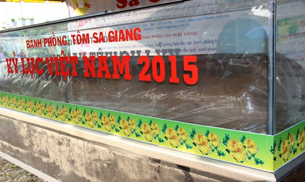 Đồng[-]Tháp:[-]Tô[-]hủ[-]tiếu[-]và[-]đòn[-]bánh[-]phồng[-]tôm[-]lớn[-]nhất[-]Việt[-]Nam